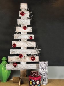 Make A Pallet Wood Christmas Tree! --> http://www.hgtvgardens.com/crafts/make-a-pallet-christmas-tree?soc=pinterest