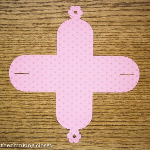 Flower Tab Gift Box...made out of paper!  FREE template available for download at thinkingcloset.com